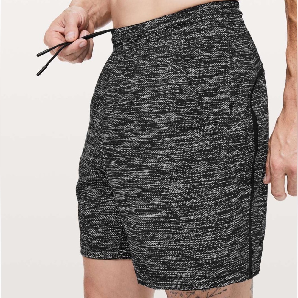 Lululemon Mens Pace Breaker Linerless 7” Shorts All Court Texture White Black XL